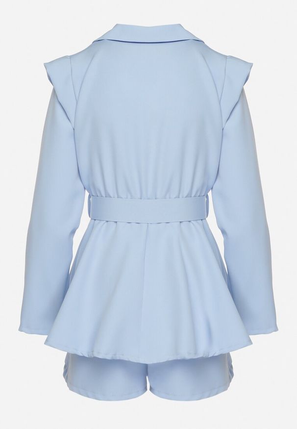 Born2be - Jasnoniebieski Kombinezon w Stylu Garniturowym z Paskiem i Ozdobnym Guzikiem Arazia. Kolor: niebieski. Styl: elegancki