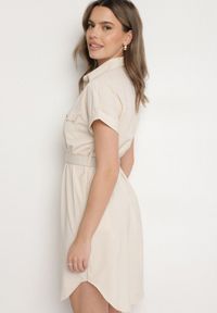 Born2be - Beżowa Sukienka Koszulowa z Bawełną z Ozdobnym Paskiem i Kieszeniami Efrissa. Okazja: na spotkanie biznesowe. Kolor: beżowy. Materiał: bawełna. Długość rękawa: długi rękaw. Typ sukienki: koszulowe. Styl: biznesowy, klasyczny, elegancki #4