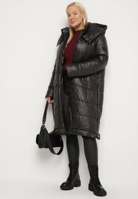 Born2be - Czarna Przejściowa Kurtka Pikowana z Kapturem i Suwakami po Bokach Fesunela. Okazja: na co dzień. Typ kołnierza: kaptur. Kolekcja: plus size. Kolor: czarny. Materiał: jeans. Sezon: jesień. Styl: klasyczny, casual #4