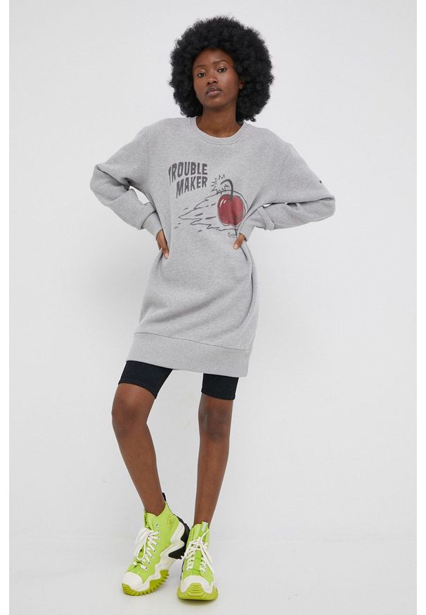 Superdry sukienka kolor szary mini prosta. Okazja: na co dzień. Kolor: szary. Materiał: dzianina. Długość rękawa: długi rękaw. Wzór: nadruk. Typ sukienki: proste. Styl: casual. Długość: mini