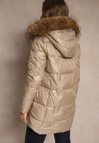 Renee - Ciemnobeżowa Kurtka z Pikowanymi Przeszyciami i Kapturem z Odpinanym Futrem Galenea. Okazja: na co dzień. Kolor: beżowy. Materiał: futro. Styl: casual, elegancki #2