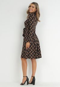 Born2be - Brązowa Sukienka Koszulowa w Geometryczny Wzór Looroc. Okazja: do pracy, na spotkanie biznesowe. Typ kołnierza: dekolt w serek. Kolor: brązowy. Długość rękawa: długi rękaw. Wzór: geometria. Typ sukienki: koszulowe. Styl: biznesowy, klasyczny #6