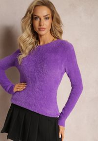 Renee - Fioletowy Puchaty Sweter Wełniany Ourlla. Kolor: fioletowy. Materiał: wełna. Styl: klasyczny