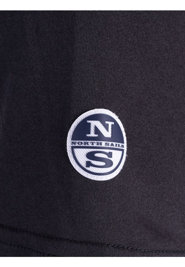 North Sails X Prada T-shirt "Foehn" | 45 2302 000 | T-shirt Foehn | Mężczyzna | Czarny. Okazja: na co dzień. Kolor: czarny. Materiał: poliester. Wzór: aplikacja, nadruk. Styl: casual