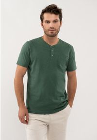 Volcano - T-shirt z rozpinanym dekoltem T-HUBRIS. Kolekcja: plus size. Kolor: zielony. Materiał: włókno, materiał, bawełna. Długość rękawa: krótki rękaw. Długość: krótkie. Wzór: aplikacja. Styl: klasyczny