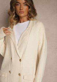 Renee - Jasnobeżowy Rozpinany Elegancki Kardigan z Wiskozą Ozdobiony Guzikami Arovira. Okazja: na spotkanie biznesowe, na co dzień. Kolor: beżowy. Materiał: wiskoza. Wzór: aplikacja. Styl: elegancki #3