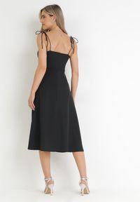 Born2be - Czarna Rozkloszowana Sukienka na Ramiączkach z Rozcięciem Sveame. Kolor: czarny. Długość rękawa: na ramiączkach. Wzór: aplikacja. Styl: klasyczny #2
