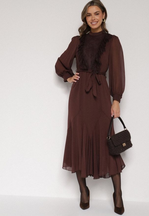 Born2be - Brązowa Elegancka Sukienka z Bufiastymi Rękawami i Koronkowymi Falbankami Sewlina. Okazja: do pracy, na co dzień. Typ kołnierza: kołnierz z falbankami. Kolor: brązowy. Materiał: koronka. Styl: elegancki