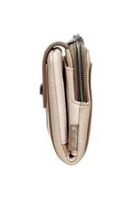 Portfel damski Anekke, z ozdobnym nadrukiem i metalowym logo zapinany na suwak wyposażony w przegrody na karty kieszeń na monety oraz miejsce na bank. Kolor: złoty. Wzór: nadruk #8