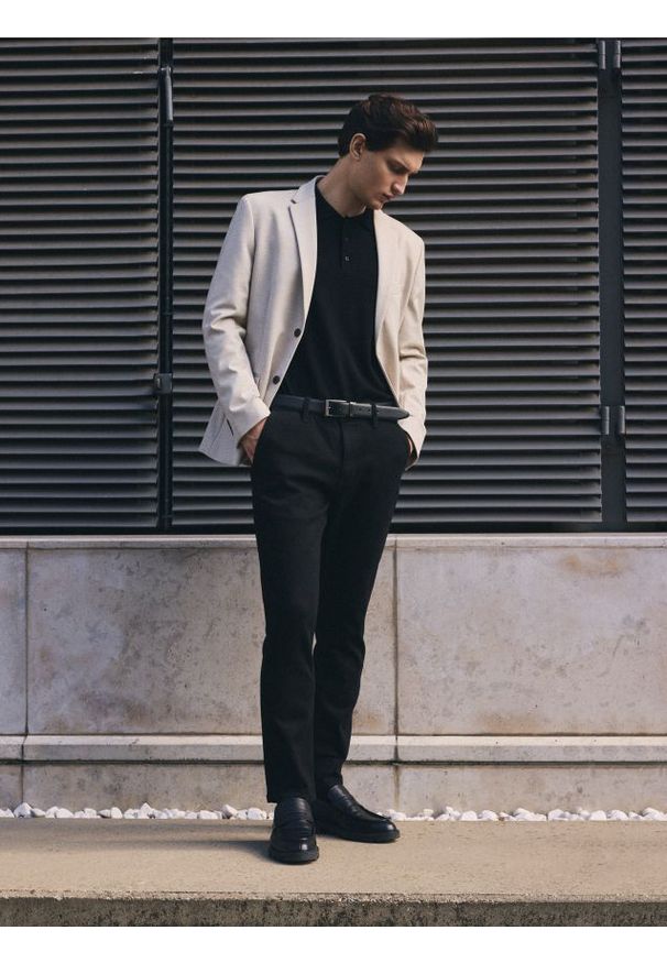 Reserved - Jeansy chino slim fit - czarny. Kolor: czarny