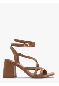 Ryłko - Jasnobrązowe sandały typu japonki na masywnym obcasie. Kolor: brązowy. Materiał: skóra. Obcas: na obcasie. Styl: street. Wysokość obcasa: średni #1