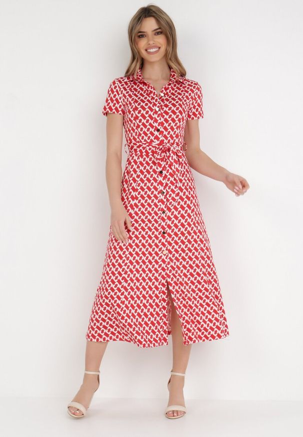 Born2be - Czerwona Sukienka Alethanthei. Okazja: na co dzień. Kolor: czerwony. Materiał: materiał. Długość rękawa: krótki rękaw. Wzór: nadruk, aplikacja, geometria. Typ sukienki: szmizjerki. Styl: elegancki, casual. Długość: midi