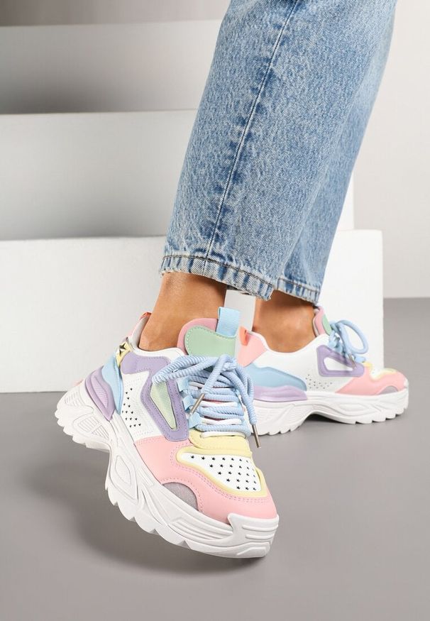 Born2be - Biało-Niebieskie Sneakersy na Podeszwie z Tłoczeniami w Streetwearowym Stylu Vaniffia. Okazja: na co dzień. Kolor: biały. Materiał: jeans. Wzór: aplikacja