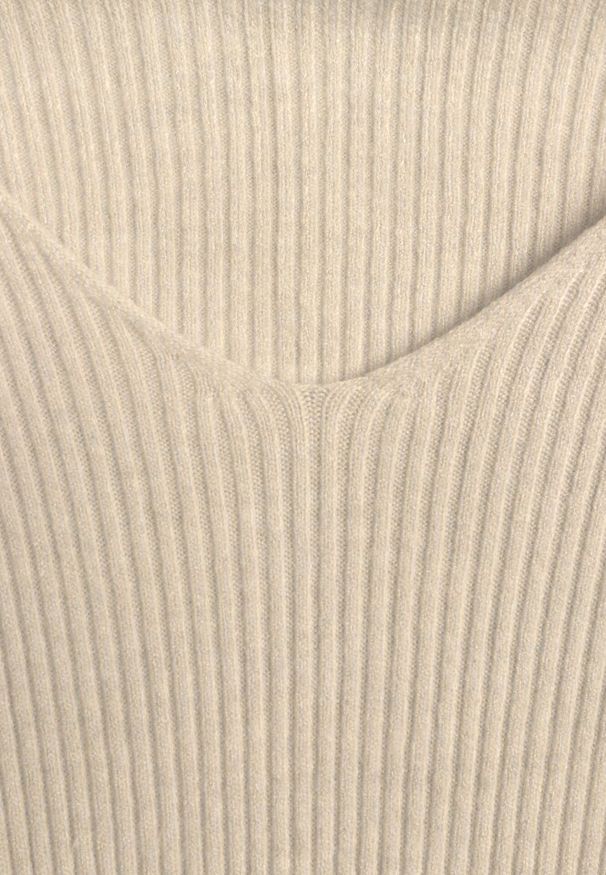 Born2be - Jasnobeżowy Dopasowany Sweter z Prążkowanej Dzianiny z Bawełną z Dekoltem w Serek Tesma. Okazja: na co dzień. Typ kołnierza: dekolt w serek. Kolor: beżowy. Materiał: prążkowany, dzianina, bawełna. Długość rękawa: długi rękaw. Długość: długie. Styl: casual, elegancki