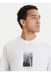 Jack & Jones T-Shirt Fusion 12289870 Biały Relaxed Fit. Kolor: biały. Materiał: bawełna #4