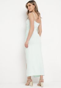 Born2be - Jasnozielona Dopasowana Sukienka z Marszczeniem Callienne. Kolor: zielony. Długość rękawa: na ramiączkach. Typ sukienki: kopertowe. Długość: maxi #3