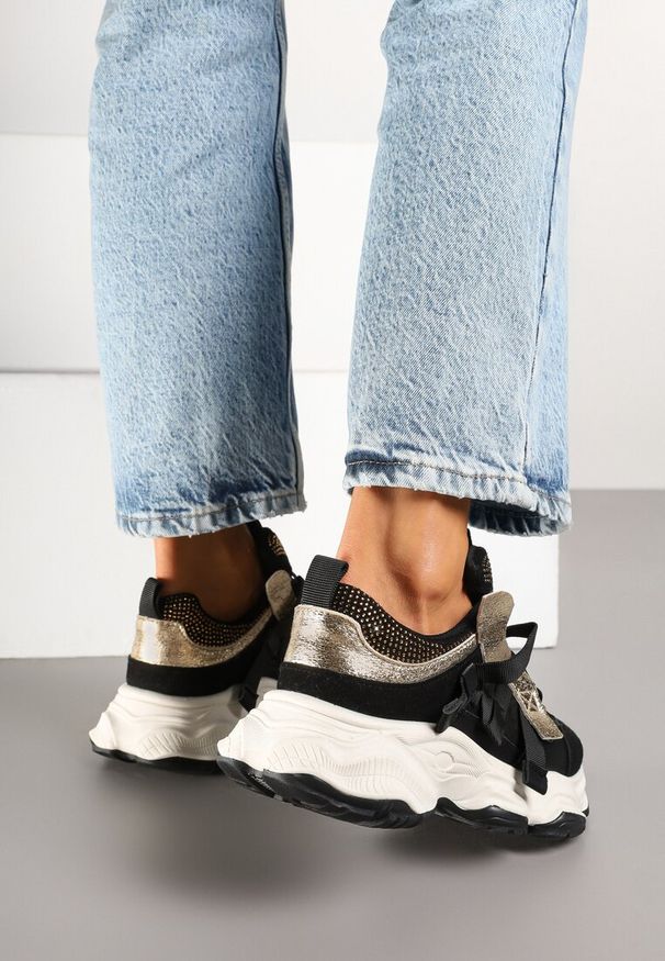 Renee - Czarne Streetwearowe Sneakersy z Cyrkoniami na Tłoczonej Podeszwie Avelivia. Okazja: na randkę, na co dzień. Kolor: czarny. Materiał: jeans. Wzór: aplikacja