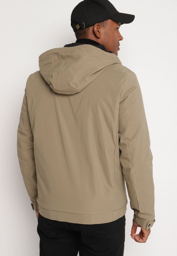 Born2be - Ciemnobeżowa Jednorzędowa Kurtka z Odpinanym Kapturem i Napami przy Rękawach Elondraea. Okazja: na spacer, na co dzień. Kolor: beżowy. Materiał: jeans. Styl: casual, klasyczny