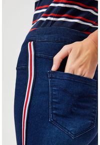 MOODO - Jeansy z lampasami. Stan: podwyższony. Materiał: jeans. Długość: długie. Wzór: gładki