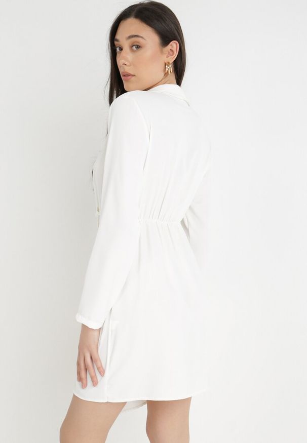 Born2be - Biała Sukienka Tryphala. Typ kołnierza: dekolt w kształcie V. Kolor: biały. Materiał: tkanina. Długość rękawa: długi rękaw. Wzór: aplikacja, jednolity, gładki. Typ sukienki: kopertowe. Styl: klasyczny. Długość: mini