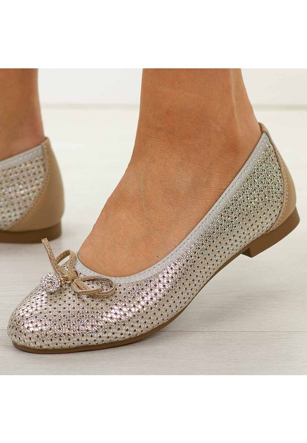 Złote skórzane baleriny damskie T.Sokolski W26-225. Okazja: na co dzień. Kolor: złoty. Materiał: skóra. Szerokość cholewki: normalna. Wzór: aplikacja. Sezon: wiosna, jesień, lato. Styl: casual, elegancki, klasyczny