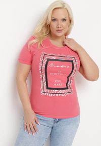 Born2be - Różowy Bawełniany T-shirt Koszulka z Krótkim Rękawem Ozdobiona Nadrukiem i Cyrkoniami Codara. Okazja: na co dzień. Kolekcja: plus size. Kolor: różowy. Materiał: bawełna. Długość rękawa: krótki rękaw. Długość: krótkie. Wzór: aplikacja, nadruk. Styl: casual #1