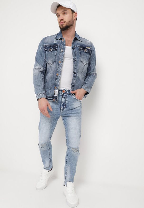 Born2be - Niebieskie Jeansy Bawełniane o Dopasowanym Fasonie z Przetarciami i Dziurami Agistrea. Kolor: niebieski