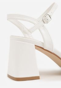 Born2be - Białe Eleganckie Sandały na Obcasie z Cyrkoniami Zitella. Okazja: na co dzień. Zapięcie: sprzączka. Kolor: biały. Materiał: jeans. Wzór: aplikacja. Obcas: na obcasie. Styl: elegancki. Wysokość obcasa: średni #5