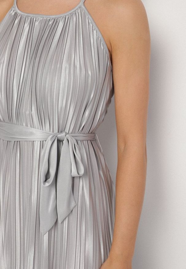 Born2be - Szara Plisowana Sukienka na Cienkich Ramiączkach Wiązana w Talii Virsea. Okazja: na wesele, na studniówkę, na ślub cywilny. Kolor: szary. Długość rękawa: na ramiączkach. Styl: klasyczny