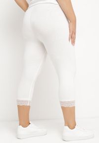 Born2be - Białe Spodnie Bawełniane Legginsy 3/4 z Koronką Amaratna. Okazja: na co dzień. Stan: podwyższony. Kolekcja: plus size. Kolor: biały. Materiał: bawełna, koronka. Wzór: koronka. Styl: elegancki, casual