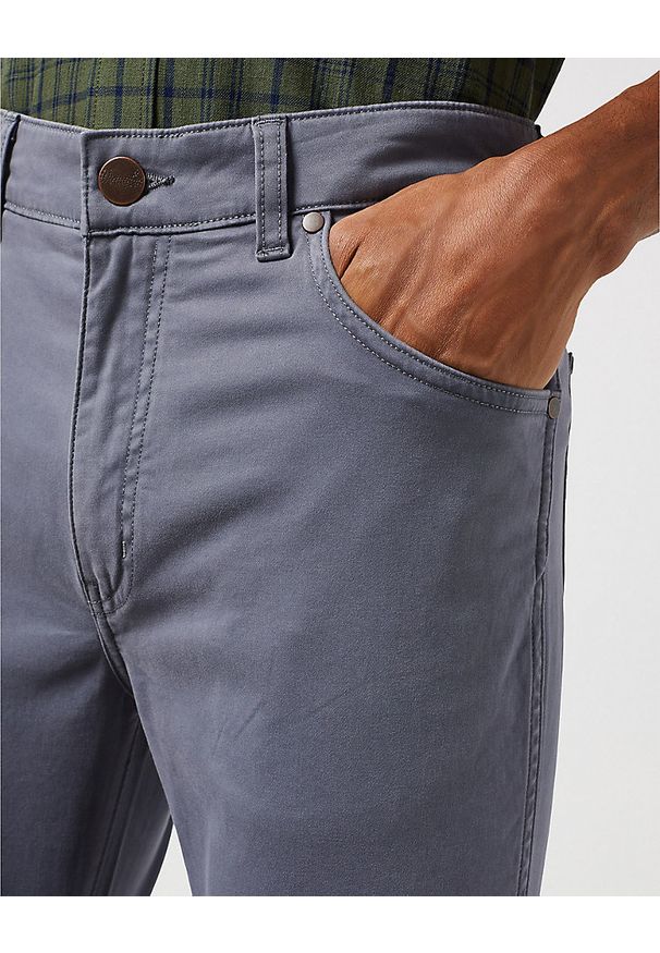 Wrangler - WRANGLER MĘSKIE SPODNIE MATERIAŁOWE LARSTON TURBULENCE 112351260 W18S017990. Materiał: materiał
