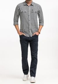 Wrangler - WRANGLER GREENSBORO MĘSKIE SPODNIE MATERIAŁOWE CHINO CHINOSY MARINE NAVY W15QOFB14 112320811. Materiał: materiał. Styl: marine