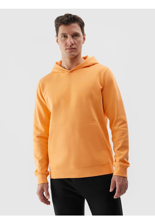 4f - 4F Bluza dresowa nierozpinana z kapturem męska - pomarańczowa M. Okazja: na co dzień. Typ kołnierza: kaptur. Kolor: pomarańczowy. Materiał: dresówka. Wzór: gładki, nadruk, ze splotem. Styl: sportowy, casual
