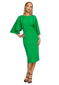 Sukienki.shop - Sukienka elegancka ołówkowa z szerokimi rękawami zielona z pelerynką. Okazja: na komunię, na wesele, na ślub cywilny. Kolor: zielony. Typ sukienki: ołówkowe. Styl: elegancki