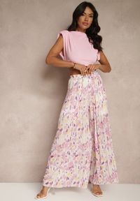 Renee - Jasnofioletowe Spodnie High Waist Zdobione Plisami i Kwiatowym Printem Folamea. Okazja: na co dzień. Stan: podwyższony. Kolor: fioletowy. Wzór: aplikacja, kwiaty, nadruk. Styl: klasyczny, elegancki, casual