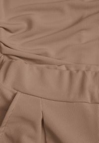 Renee - Jasnobrązowy Komplet Bluzka z Poduszkami w Ramionach i Proste Spodnie z Gumką w Pasie Divanes. Kolor: brązowy #7