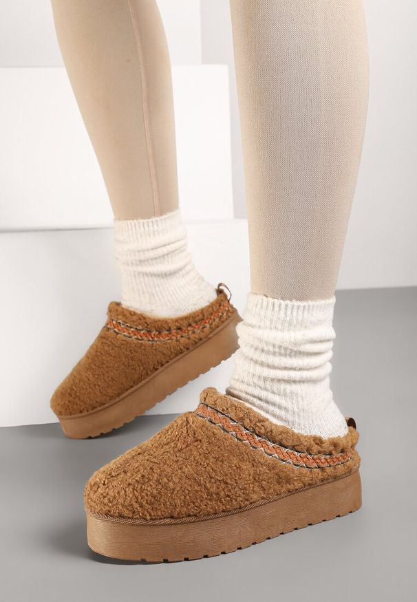 Born2be - Brązowe Wsuwane Kapcie na Platformie z Ozdobnym Haftem Olisia. Zapięcie: bez zapięcia. Kolor: brązowy. Wzór: haft. Obcas: na platformie. Styl: elegancki