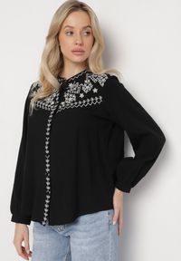 Born2be - Czarna Koszula z Bawełny w Stylu Boho Zdobiona Haftem Gonilwen. Okazja: na co dzień. Typ kołnierza: kołnierzyk stójkowy. Kolor: czarny. Materiał: bawełna. Wzór: aplikacja, haft. Styl: boho