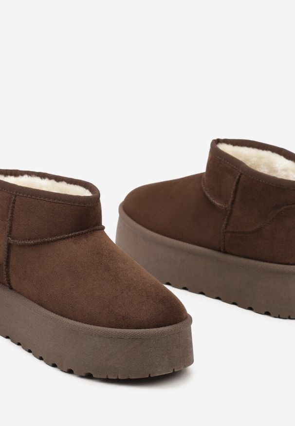 Born2be - Ciemnobrązowe Krótkie Śniegowce na Platformie Ringnalda. Okazja: na co dzień. Kolor: brązowy. Materiał: futro, materiał, wełna, jeans. Sezon: zima. Obcas: na platformie. Styl: elegancki, casual. Wysokość obcasa: średni