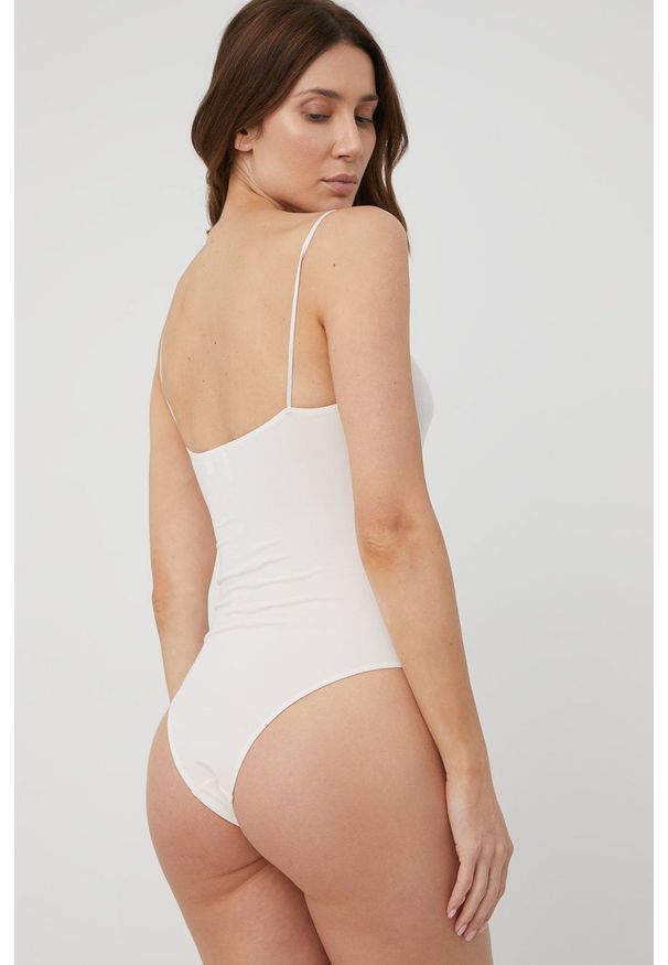 Guess body kolor beżowy. Kolor: beżowy