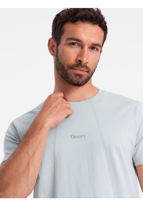 Ombre Clothing - Bawełniana męska koszulka z delikatnym haftem – jasnoszara V4. Okazja: na co dzień. Kolor: szary. Materiał: bawełna. Wzór: haft. Styl: casual, elegancki