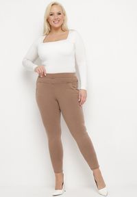 Born2be - Ciemnobeżowe Spodnie z Gumką w Talii i Prostymi Nogawkami Lotlipa. Okazja: na co dzień, na spotkanie biznesowe. Kolekcja: plus size. Kolor: beżowy. Styl: biznesowy, elegancki, casual