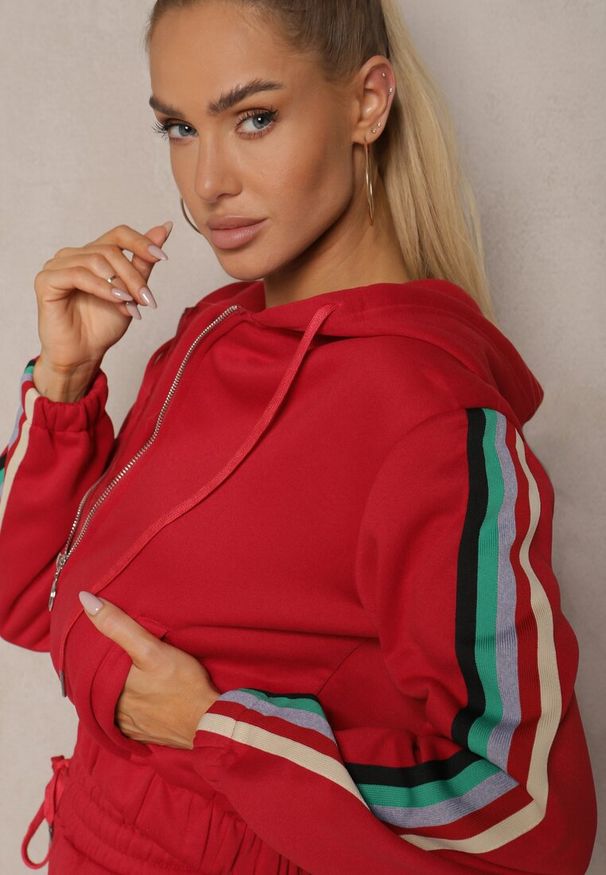 Renee - Czerwony Komplet Dresowy z Kolorowym Lampasem Bluza z Kapturem i Spodnie Joggery Nevarielles. Kolor: czerwony. Materiał: dresówka. Wzór: kolorowy