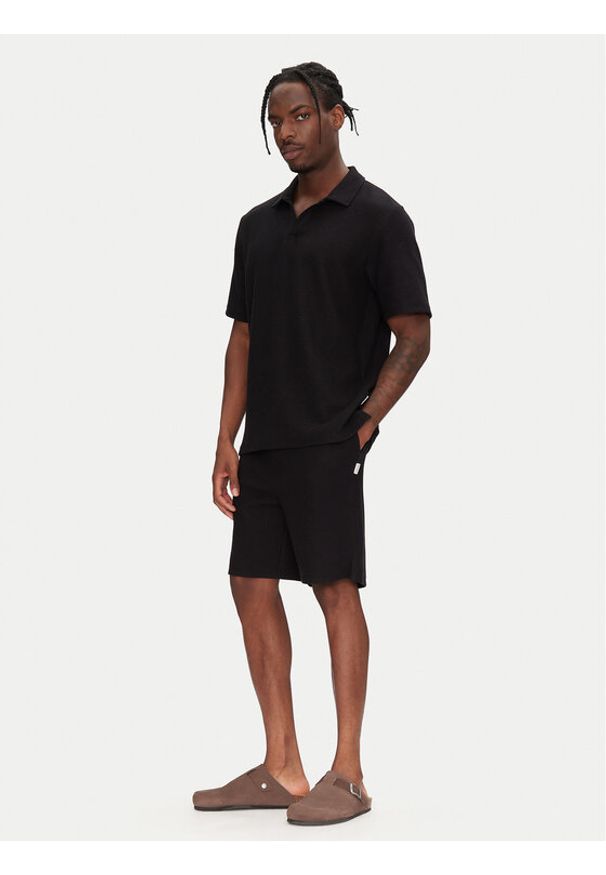Jack & Jones - Jack&Jones Komplet polo i spodenki Slington 12281841 Czarny Relaxed Fit. Kolor: czarny. Materiał: bawełna