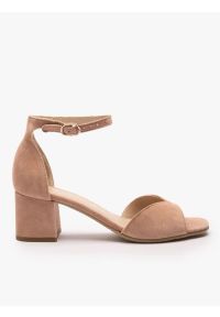 Ryłko - Brudnoróżowe sandały na słupku. Okazja: na co dzień. Nosek buta: okrągły. Zapięcie: sprzączka. Kolor: różowy. Materiał: welur, skóra. Sezon: lato. Obcas: na słupku. Styl: klasyczny, casual, street, elegancki. Wysokość obcasa: średni #1