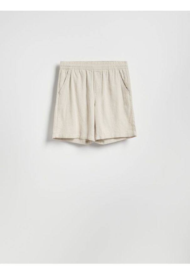 Reserved - Szorty regular z lnem - beżowy. Kolor: beżowy. Materiał: len