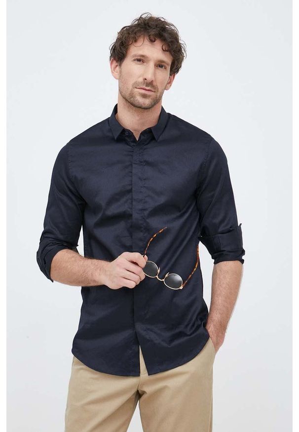 Armani Exchange koszula bawełniana męska kolor granatowy slim z kołnierzykiem klasycznym. Typ kołnierza: kołnierzyk klasyczny. Kolor: niebieski. Materiał: bawełna. Długość rękawa: długi rękaw. Długość: długie. Styl: klasyczny
