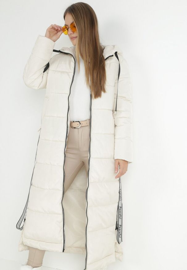 Born2be - Jasnobeżowa Kurtka Długa Pikowana z Kapturem Sinaq. Typ kołnierza: kaptur. Kolor: beżowy. Długość: długie. Styl: elegancki