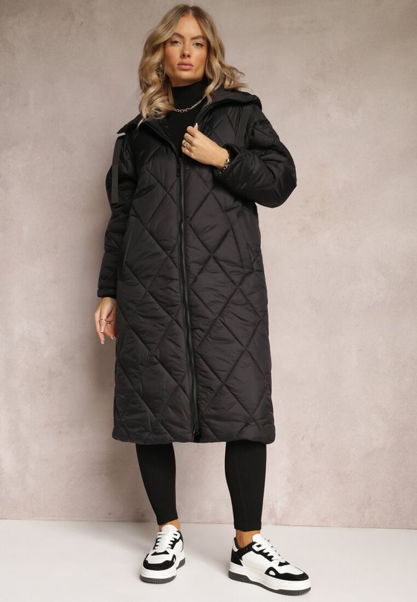 Renee - Czarna Pikowana Kurtka z Nieodpinanym Kapturem o Długim Fasonie Siyella. Kolor: czarny. Długość: długie. Wzór: aplikacja