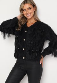 Born2be - Czarny Puchaty Kardigan Wykończony Perełkami i Piórami Mavanora. Kolor: czarny. Materiał: wełna, jeans. Wzór: aplikacja. Styl: klasyczny #6